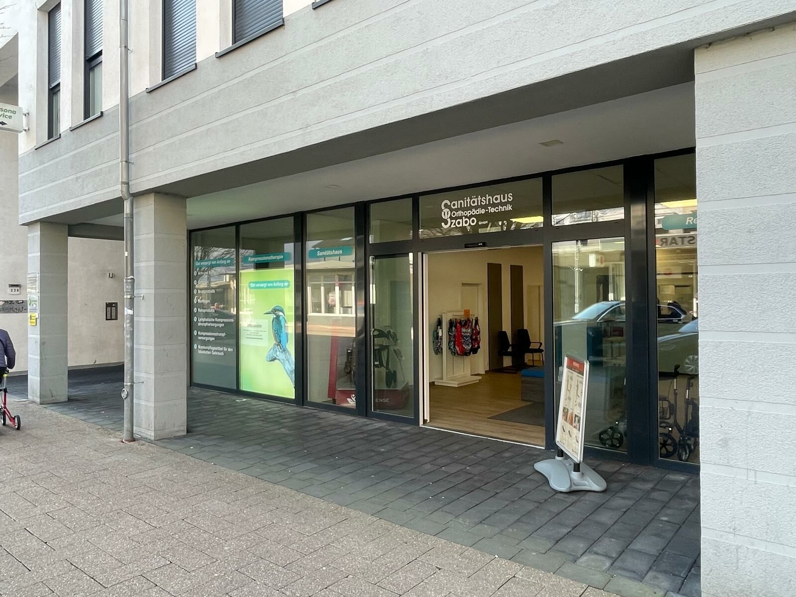 Eingang des Sanitätshauses Szabo mit großen Schaufenstern an der Friedrichstraße.