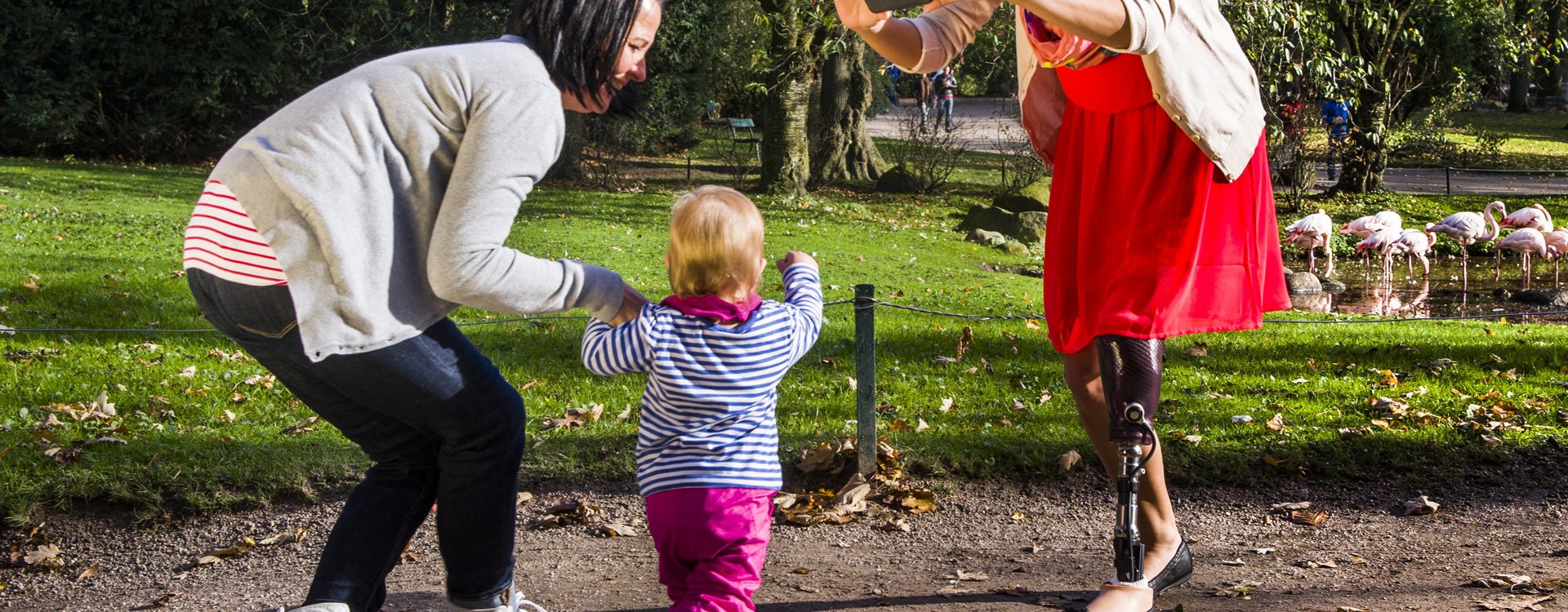 Frau und Kleinkind werden von einem Mensch fotografiert